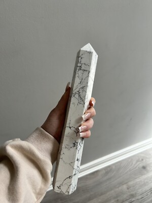 Riesiger schöner weißer Howlith Kristall Statement Turm 30 cm hoch 