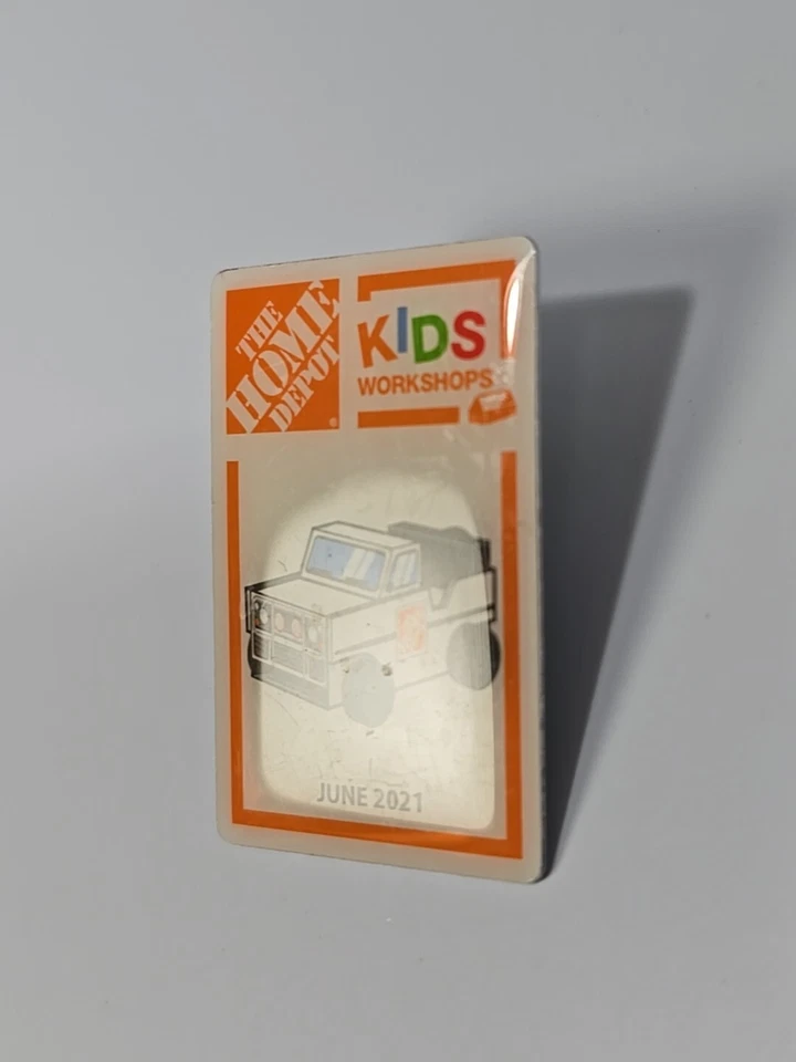 Camión blanco Home Depot Kids Workshops SOLO PIN mayo 2021 Foto 3 de 4