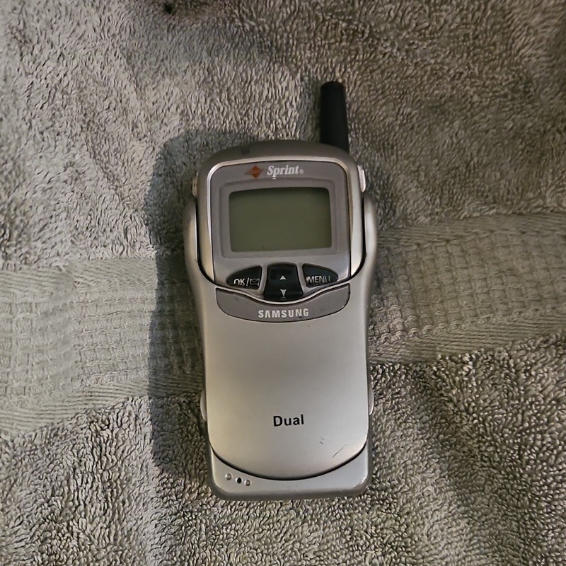 Vintage Sprint Cellphone With Charger