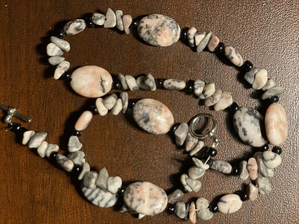 Collar vintage de jaspe flamenco. Tonos de rosa, gris y negro. Foto 2 de 3