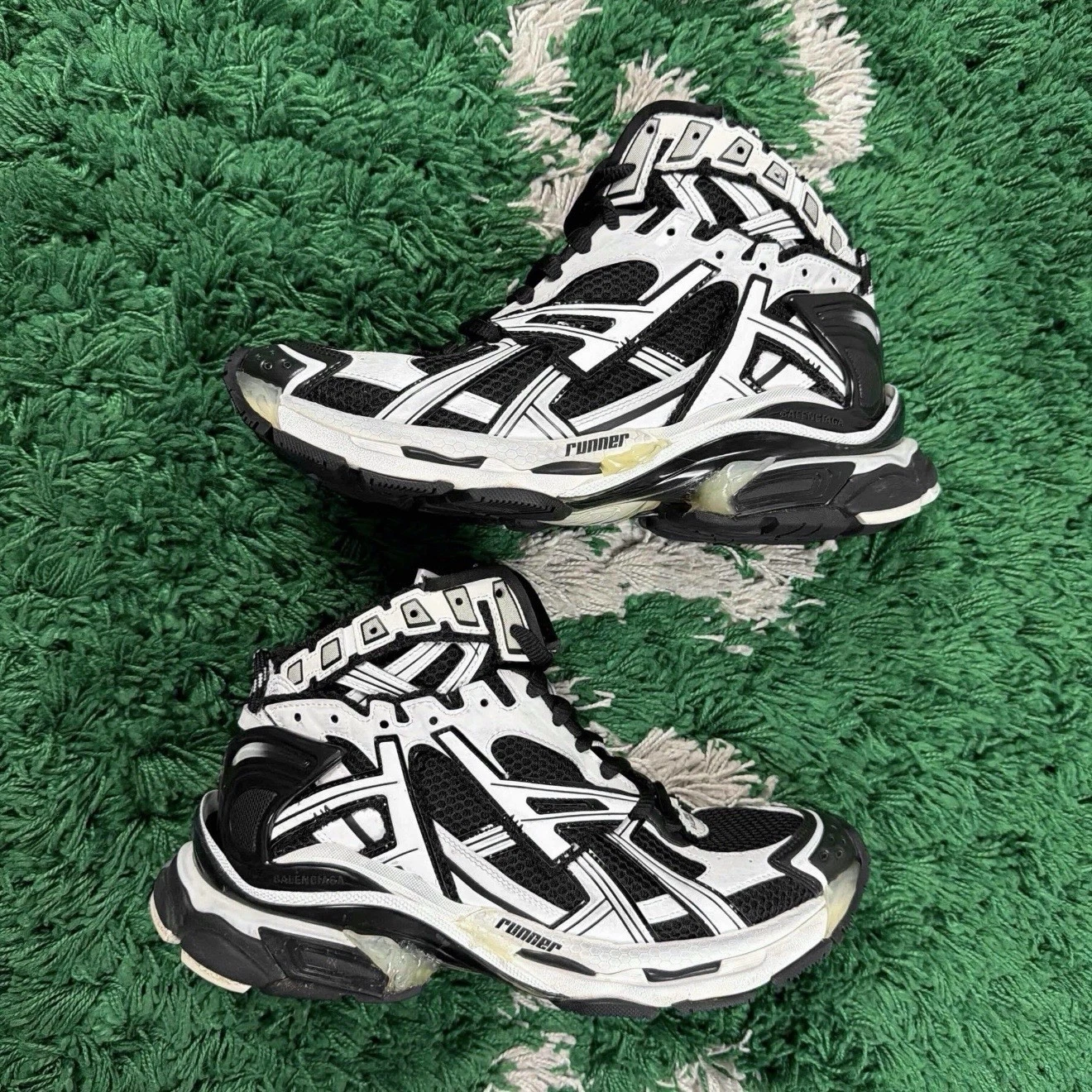 Balenciaga — Size 10 - Balenciaga Runner Sneaker High Black White - Super Clean (43)