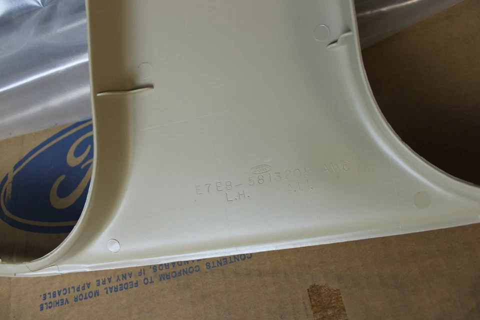 Placa de desgaste de piso de puerta Ford E7FZ7413209E 1987 Mercury Lynx (FB5) FABRICANTE DE EQUIPOS ORIGINALES Foto 2 de 2