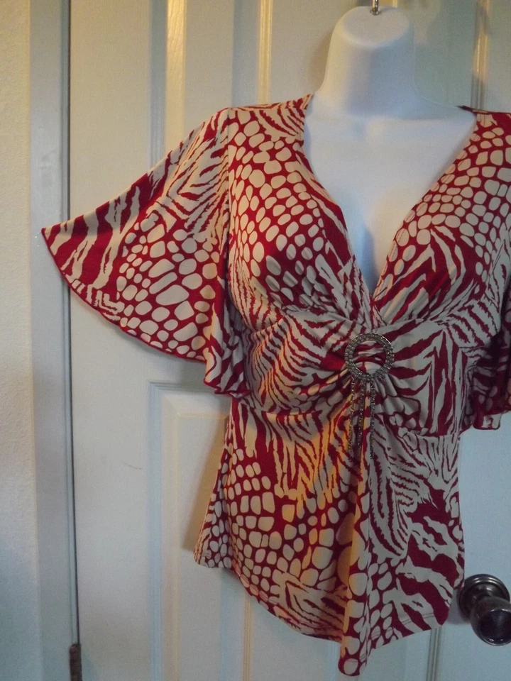 YS 红色和白色银色别针正面 V 领 M 码蝴蝶袖上衣 — 第 3/4 张图片