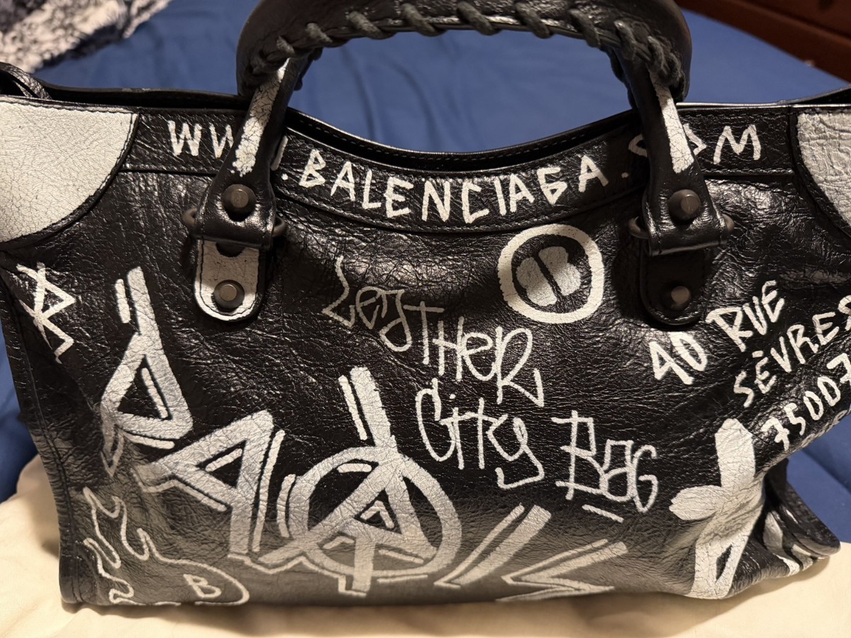 美品【BALENCIAGA】Classic City Graffiti S Balenciaga Classic City Graffiti Medium Black/White in Lambskin