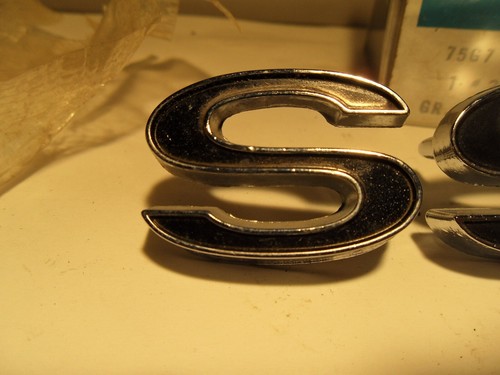 NOS GENUINE GM PARTS 67 68 69 CHEVY CAMARO SS FENDER EMBLEMS NEW (2) 3987377 - Picture 2 of 12
