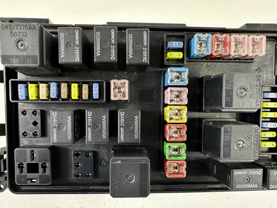 2005-2007 Chrysler 300 módulo de energia totalmente integrado caixa de fusíveis TIPM 04692031AJ - Imagem 4 de 4