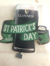 Cavalier carton Guinness Spécial St Patrick . Pompe à bière