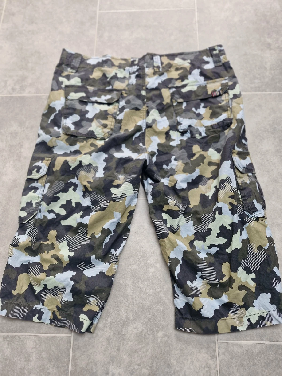 Triple Five NYC Soul Vintage 3/4 Length Camouflage Cargo Shorts 36 Waist VGC
Opens in a new window o