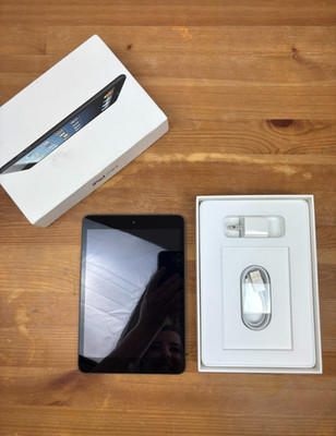 Apple iPad mini 1st Generation 32 GB Model Number: A1432. Black & Slate