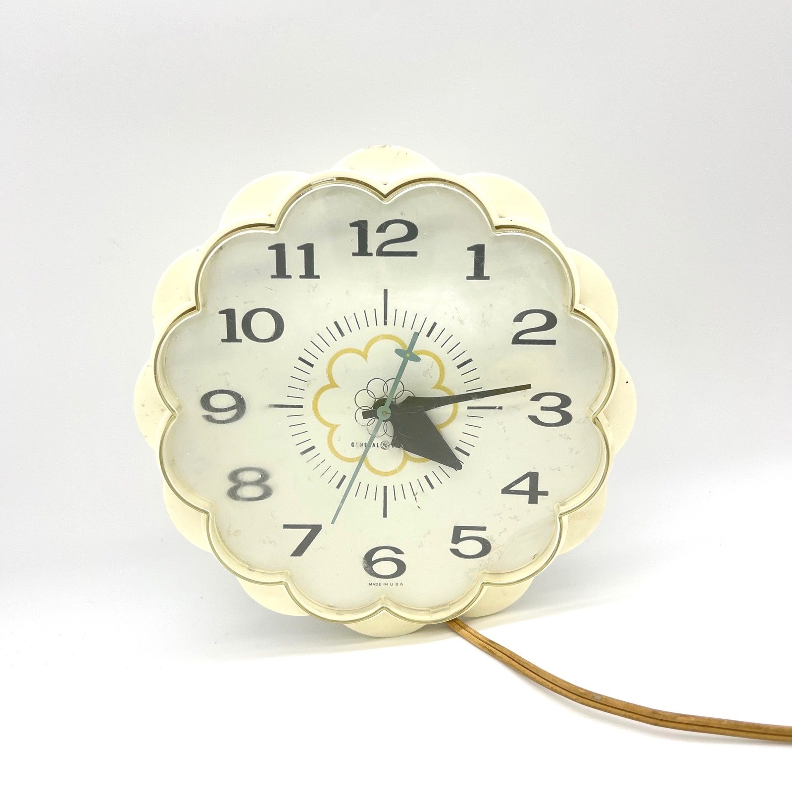 Vintage General Electric Scalloped Wall Clock 2150 Flower Petal Cream Retro MCM image