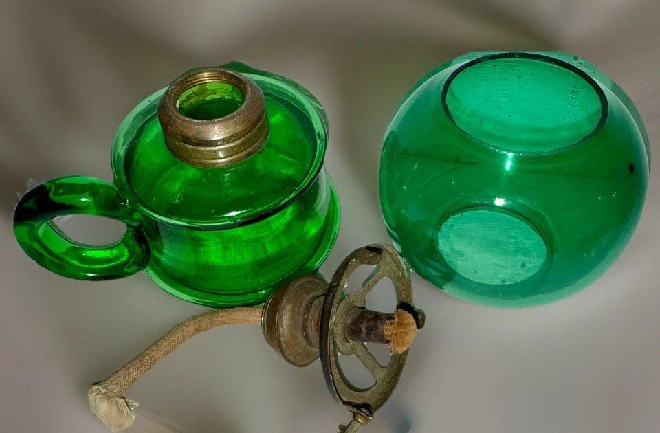 Миниатюрная зажигалка для сигар масляная лампа зеленое стекло петля для пальцев антикварная + горелка, глобус - Изображение 4 из 4