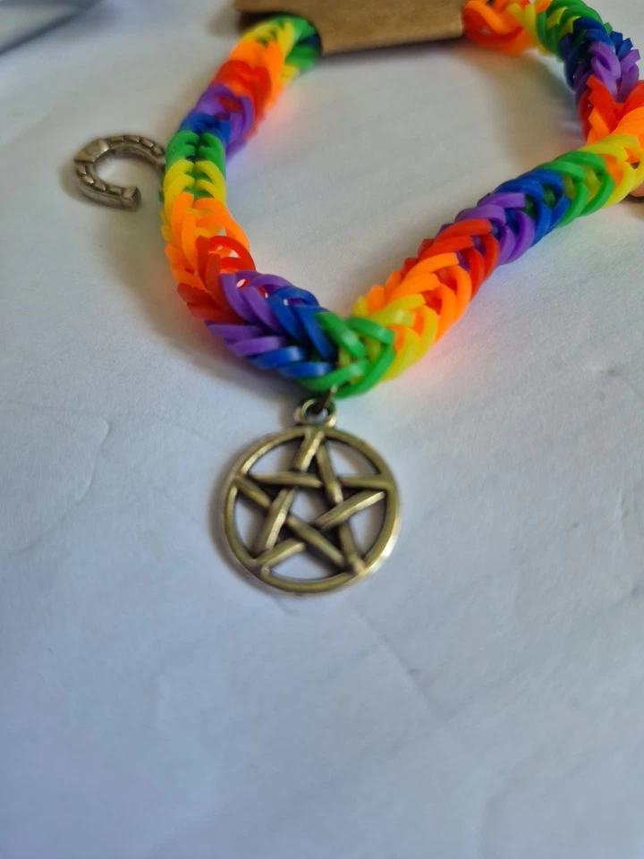 Pulsera Telar Arco Iris Buena Suerte Pagana Orgullo LGBTQ+ Hecha a Mano Foto 3 de 4