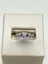 STERLING SILVER 925 WHITE GEMSTONE 2.1mm BAND SIZE 5.5 RING 3.2g