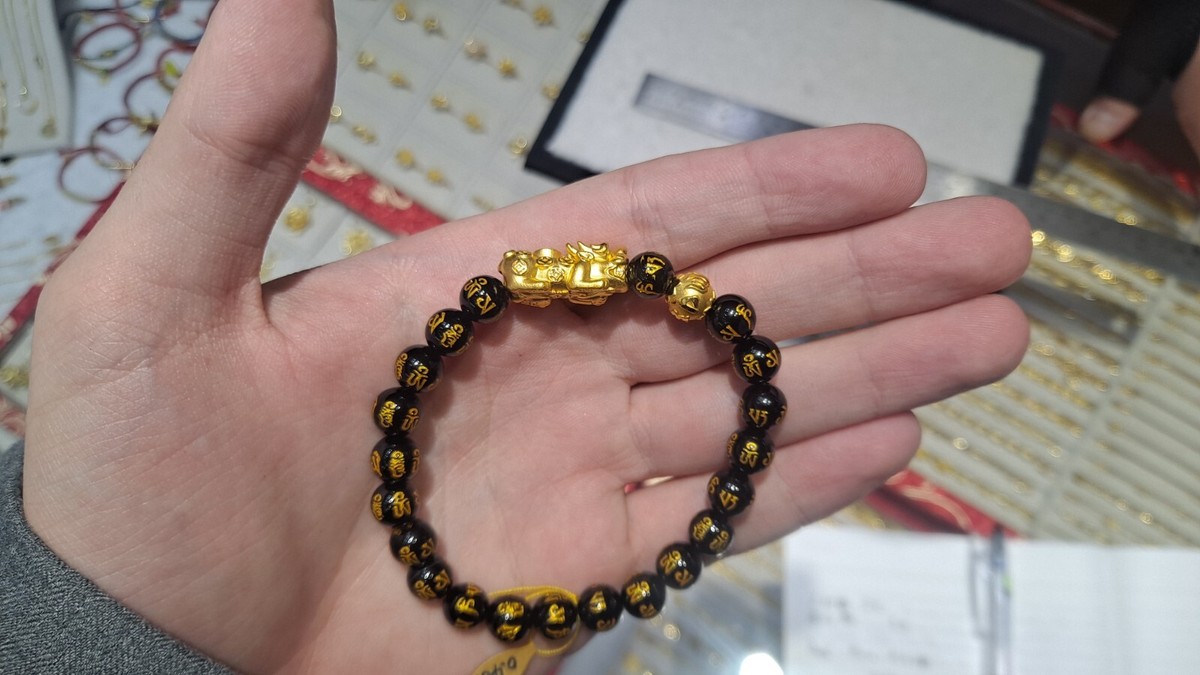 24k Gold Black Beads Chinese-Style Bracelet with a 24K Gold Pixiu