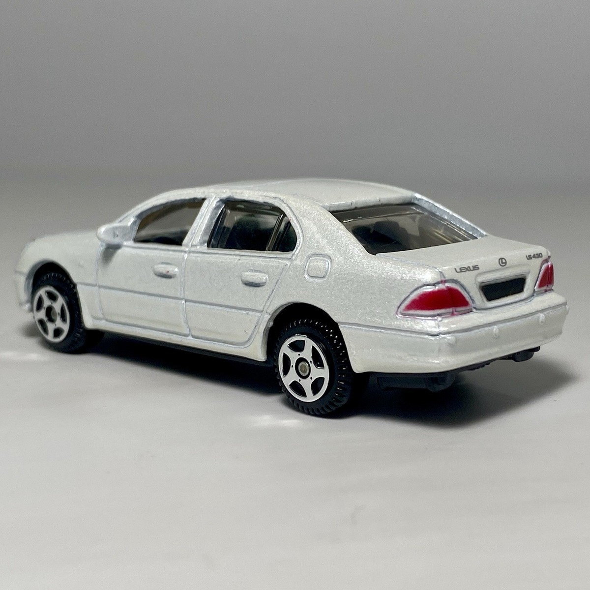 MotorMax #6064 Lexus LS430 1:64 Diecast Diorama Model Car Pearl