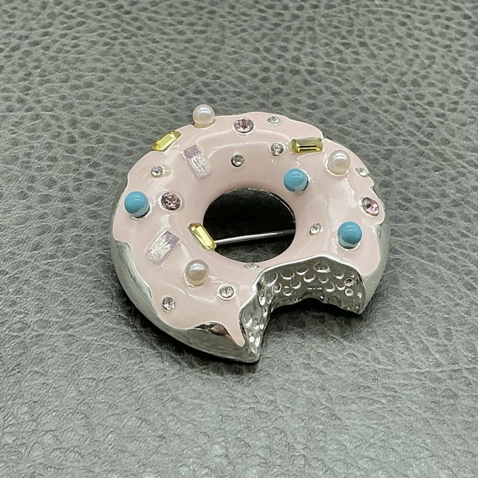 Broche Napier Donut Rosa Esmalte Estrás Alimento Tema Prendedor Multicolor 2 Pulgadas Foto 3 de 4