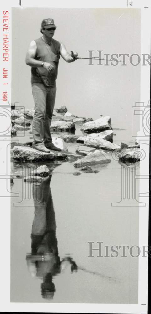 1990 Press Photo Randy Clark fishes at Pratt County Lake - lra80328