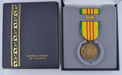 VIETNAM SERVICE MEDAL Display Presentation set MEDAL, LAPEL PIN RIBBON, CASE VCM