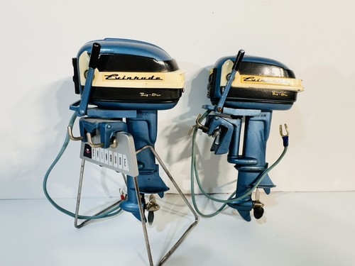 SET BESTEHEND AUS 2: VINTAGE EVINRUDE BIG TWIN DRUCKGUSS SPIELZEUG AUSSENBORDER (mit Ständer)