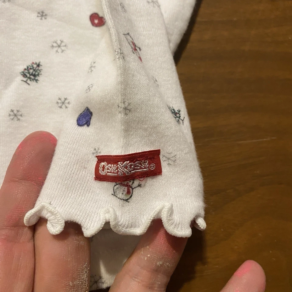 Camisa Oshkosh B'Gosh Volantes Cuello Tortuga Talla 4 Mitones de Invierno, Muñecos de Nieve, Árbol de Navidad Foto 4 de 4