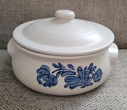 Vintage Pfaltzgraff Yorktowne 2QT Round Casserole Dish with Lid Pre-owned