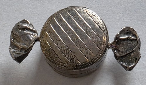 Vintage Sterling Silver .925 Candy Pill Snuff Box Hinged Twist Open Detailed 12g