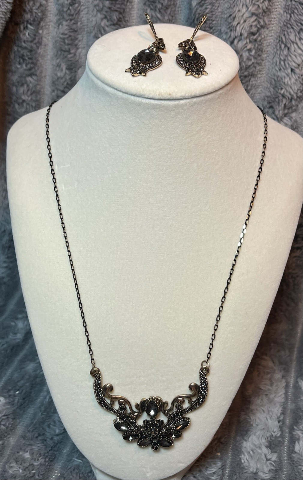 Elegant vintage look Silver-Tone Necklace & Earrings Set w/ Black Faceted Stones