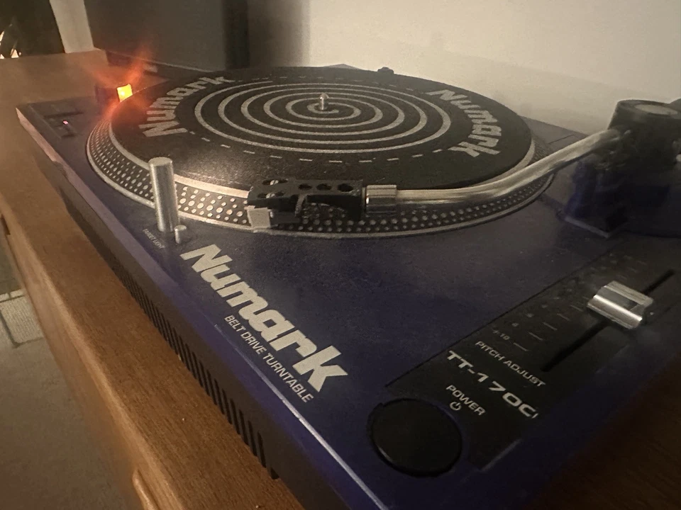 Numark TT-1700 Belt Drive Turntable Working perfectly- Rare Purple Blue Colour - Image 2 of 4