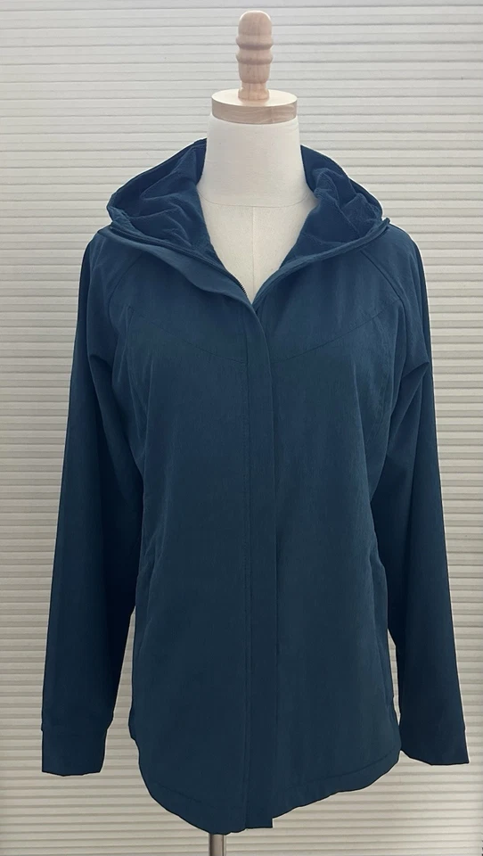 Chaqueta con capucha Kirkland Signature Softshell forrada de lana verde azulado mediana para mujer Foto 2 de 4