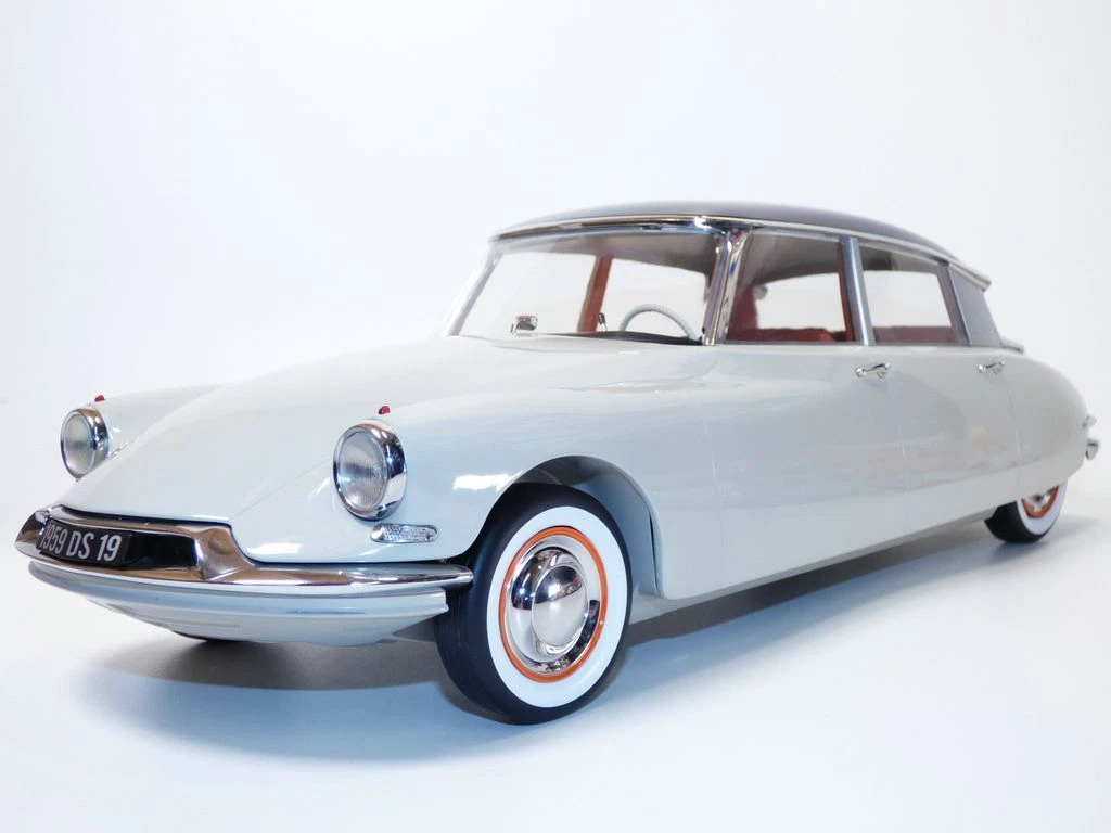 VOITURES MINIATURES 1.43 NOREV des années 60- CITROEN DS 19 EUR 20,00