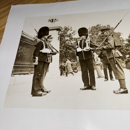 1930's London GREAT BRITAIN - ENGLAND -SOLDIERS AND ROYAL GUARD B&W Photograph - Picture 2 of 4