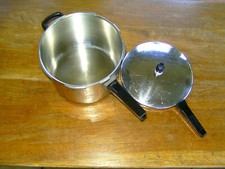  Autocuiseur d = 23 cm ; h = 23 cm très bon état