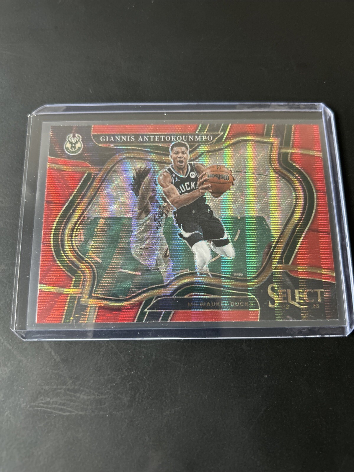 2022-23 Select Basketball Courtside Red Wave Prizm Giannis Antetokounmpo