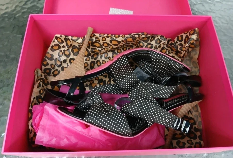 Stiletto Betsey Johnson Vero Cuoio Blanco y Negro Lunares Punta abierta Talla 7.5M Foto 4 de 4