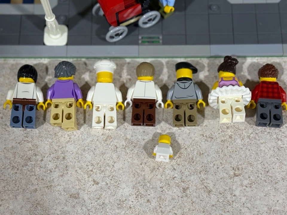 LEGO (10255) Expert Assembly Square Modular W/ Instructions & Minifigures - Image 4 of 4