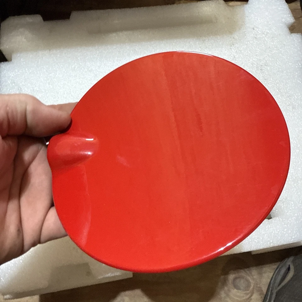 Chevy Sonic 2012-2024 puerta de combustible puerta de gas tapa de gas cubierta roja OEM 95483706 Foto 4 de 4