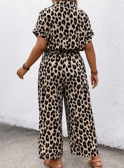 Damen-Jumpsuit in Leopardenprint - Plus Size, lässig mit Kurzarm, Knopfdetails - Bild 2 von 4