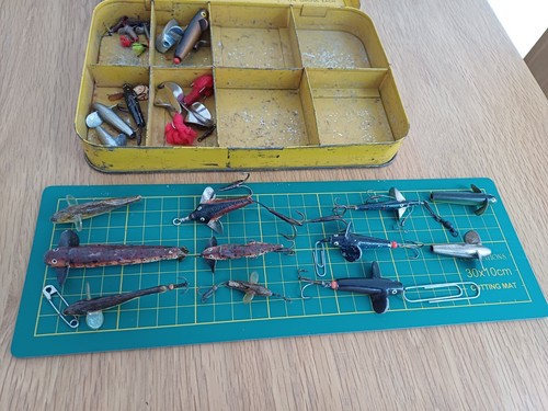 COLLECTION OF VINTAGE LURES, INCL. HARDY,IN A METAL PARTITIONED NETTLEFOLDS TIN - Picture 4 of 15