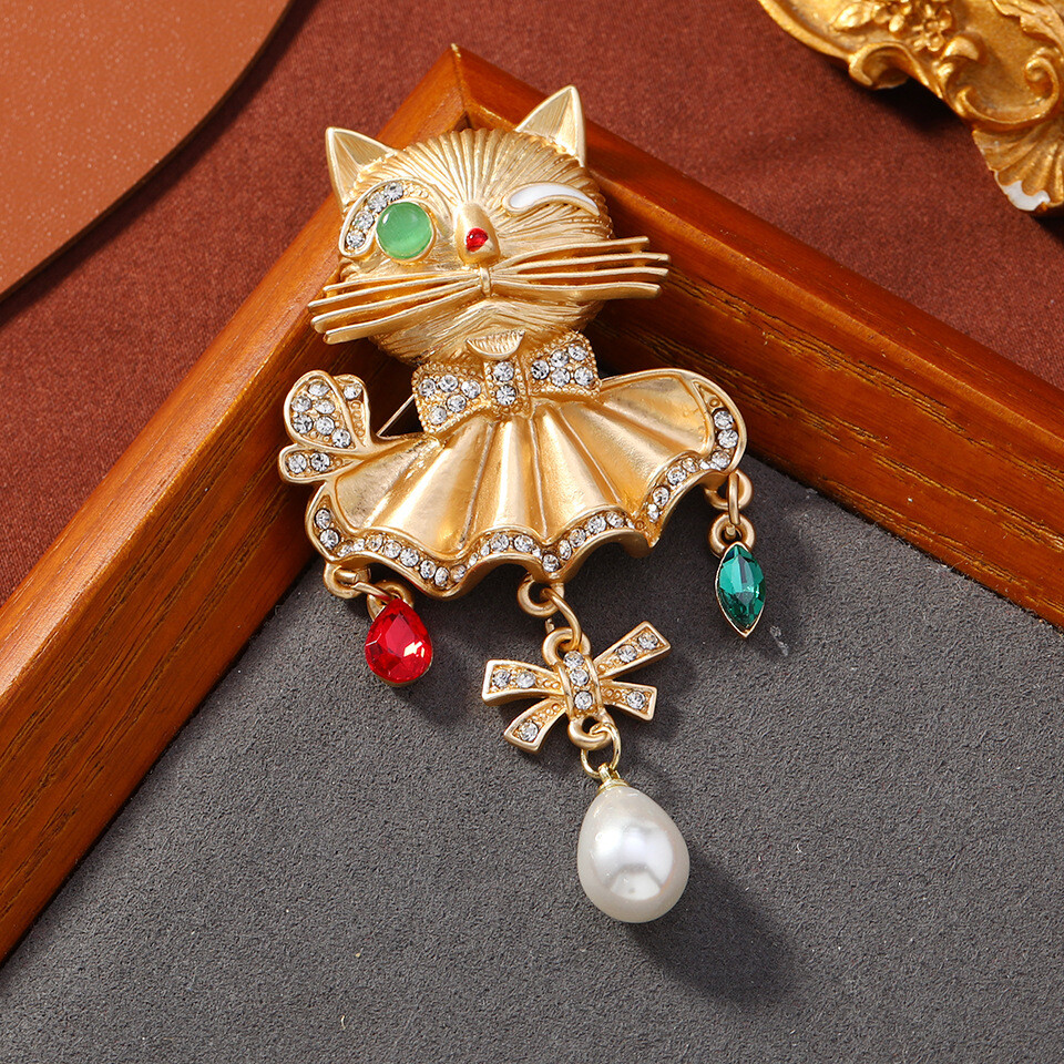 Cartoon big tail cat brooch cute animal brooch accessory