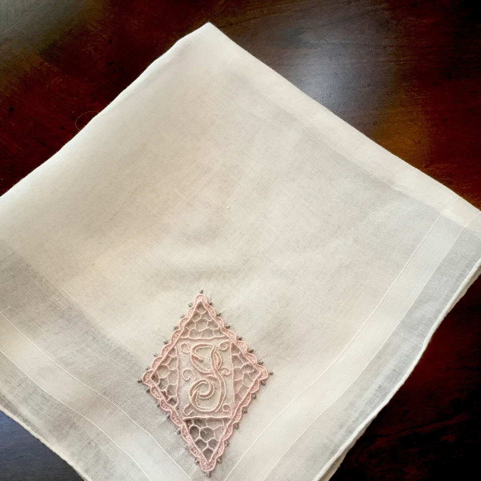 Pañuelo de Boda de Colección Dulce Madeira Marfil Hecho a Mano Rosa Monograma Corte J Foto 3 de 4