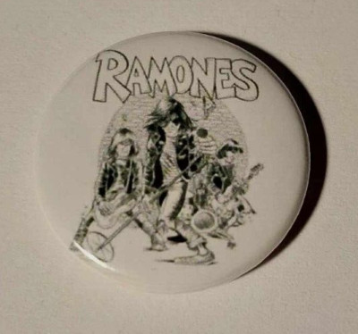 1x Ramones Button Punk Punkrock Blitzkrieg Bop 77 Hey Ho Let´s Go