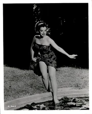 GA224 Approx 1950s Original Kaufmann Fabry Photo LEGGY BABE DIPPING TOE IN POND