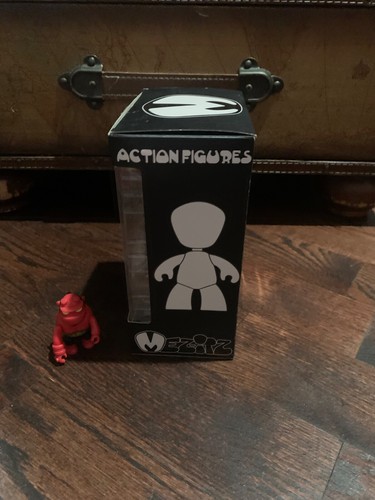 Mezco Toyz Mez-Itz Hellboy Exclusive 2009 Vinyl Figure, Free Shipping - Picture 2 of 4