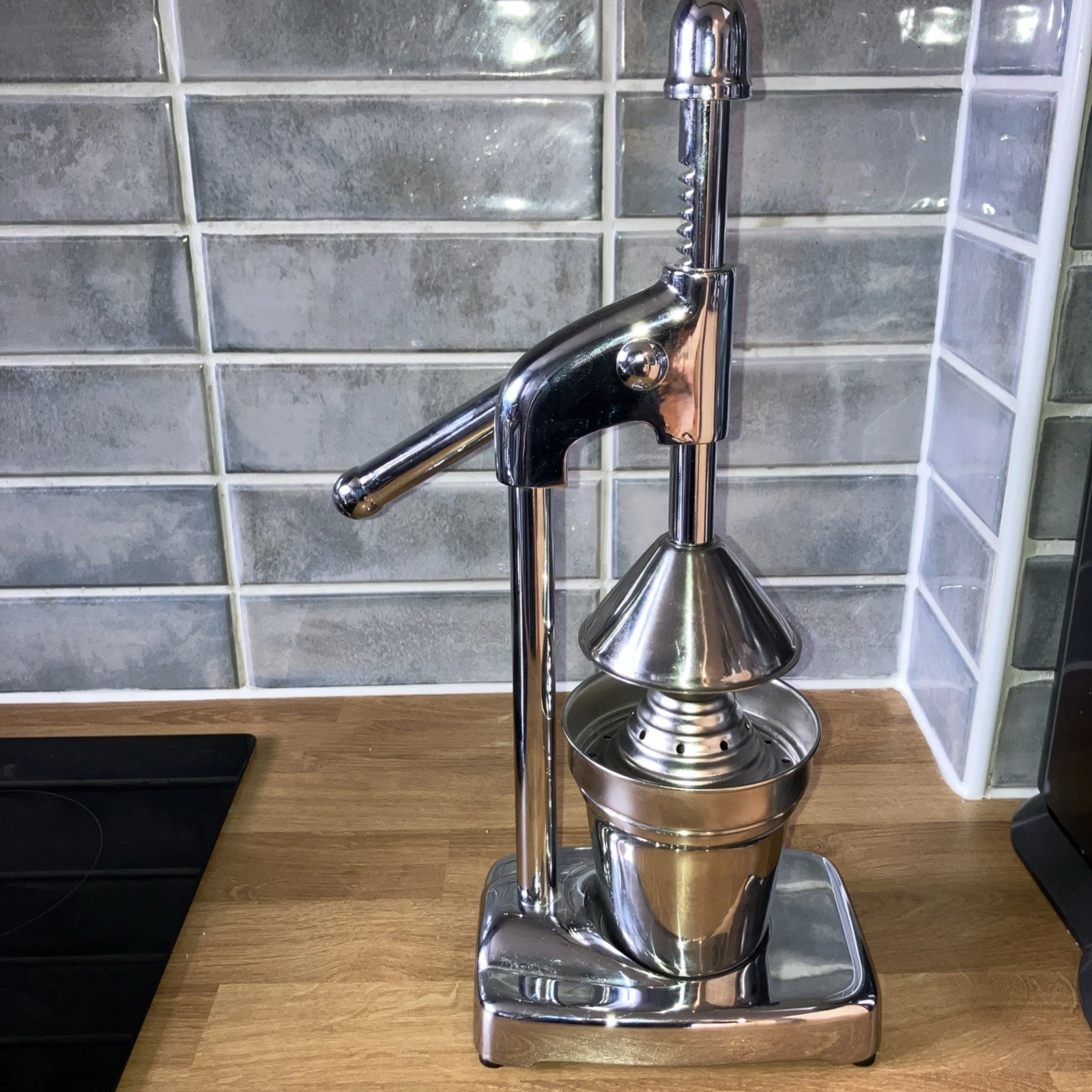 Big Size Manual Stainless Steel Hand Press Juicer- Lemon, Orange, Citrus ecc
Opens in a new window o