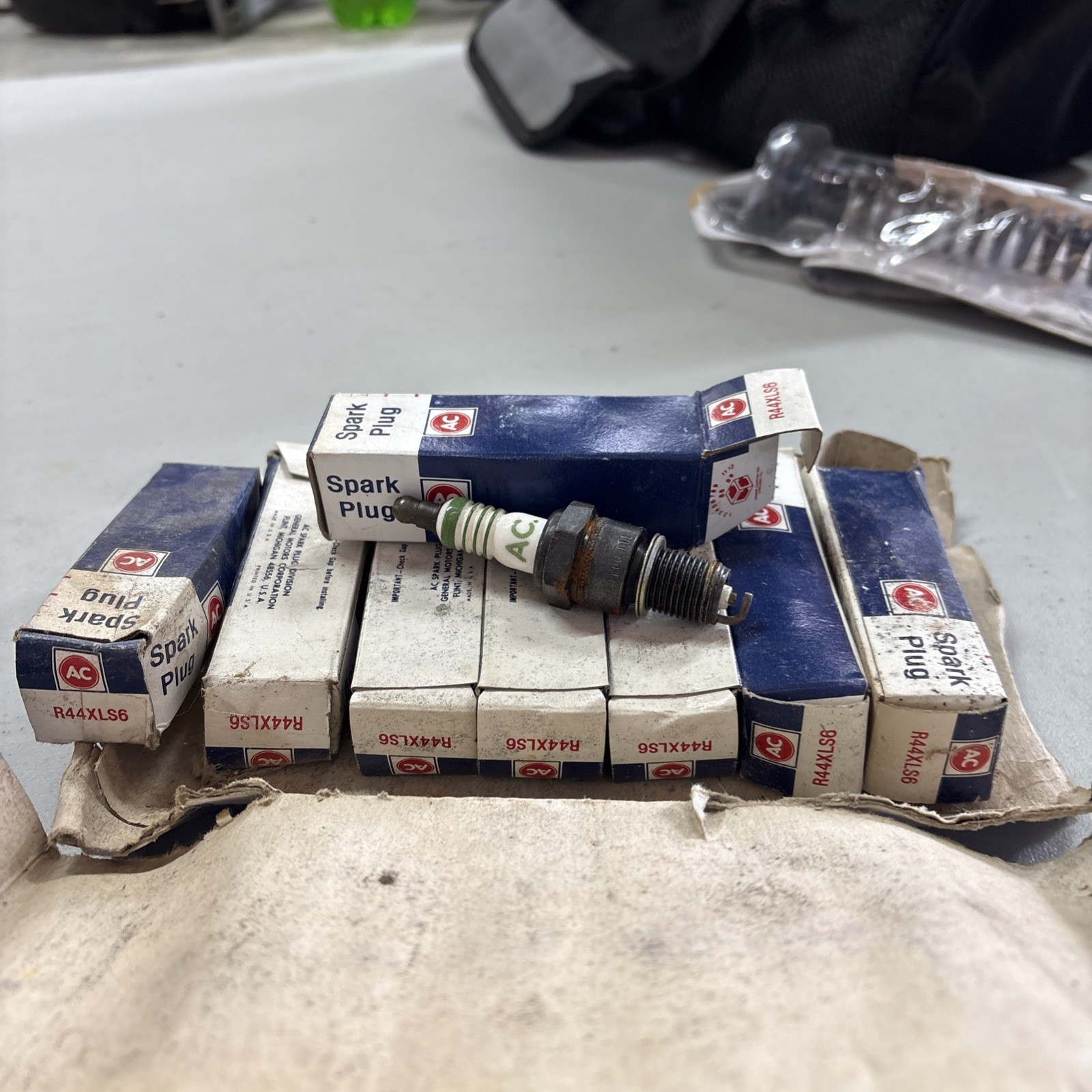 8 ACDelco R44XLS6 Genuine GM  Spark Plug 5613932 Made in USA LOT OF 4 1a