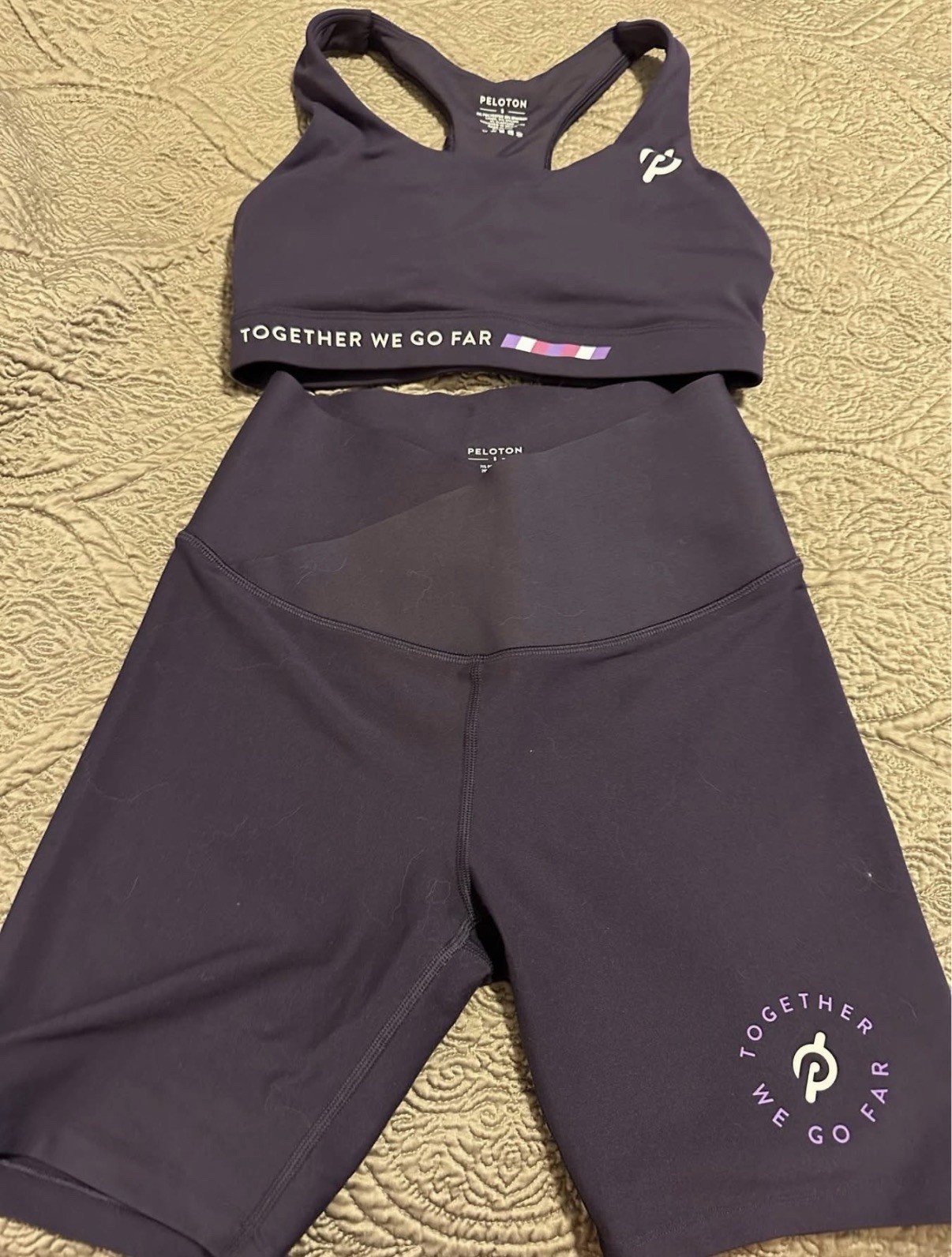 Sujetador deportivo Peloton y pantalones cortos de bicicleta Together We Go Far