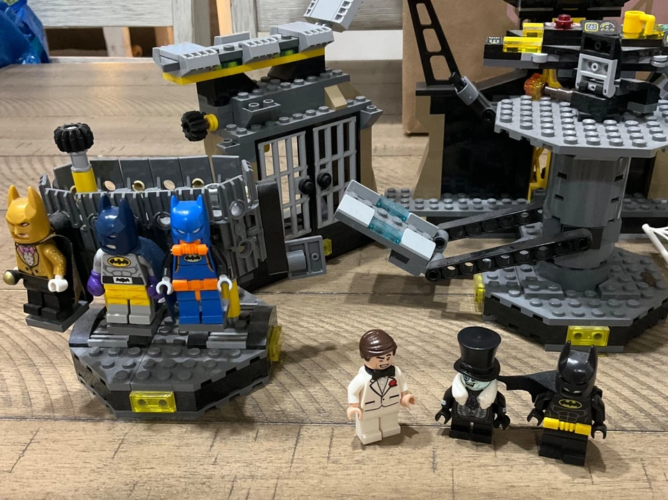 LEGO the LEGO Batman Movie: Batcave Break-In (70909)NOT COMPLETE HAS ALL FIGURES - Image 3 of 4