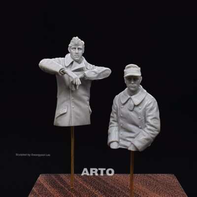 ARTO production 1/35 s.SS-Pz.Abt.501 Tiger-II Radio Operator and Driver