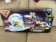 Monster Jam Megalodon Monster Wash 1:64 Monster Truck Play Set Spin Master NEW