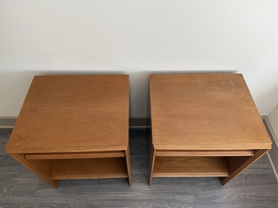 T.H. Par de mesitas de noche/mesas auxiliares Robsjohn Gibbings para Widdicomb Foto 2 de 4